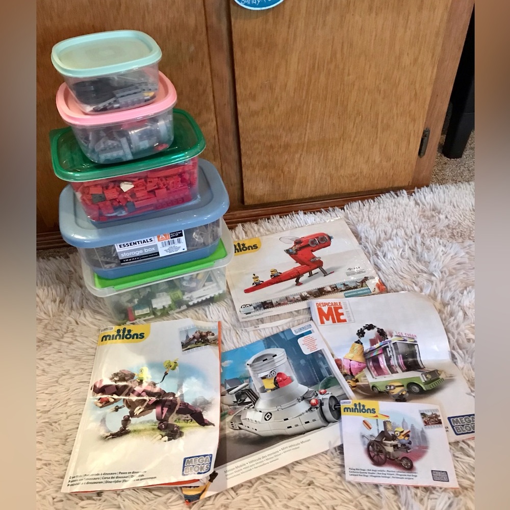 Lot MEGA BLOKS MINIONS Building Block Sets Dinosaur Ice Cream Truck Hot Dog Cart